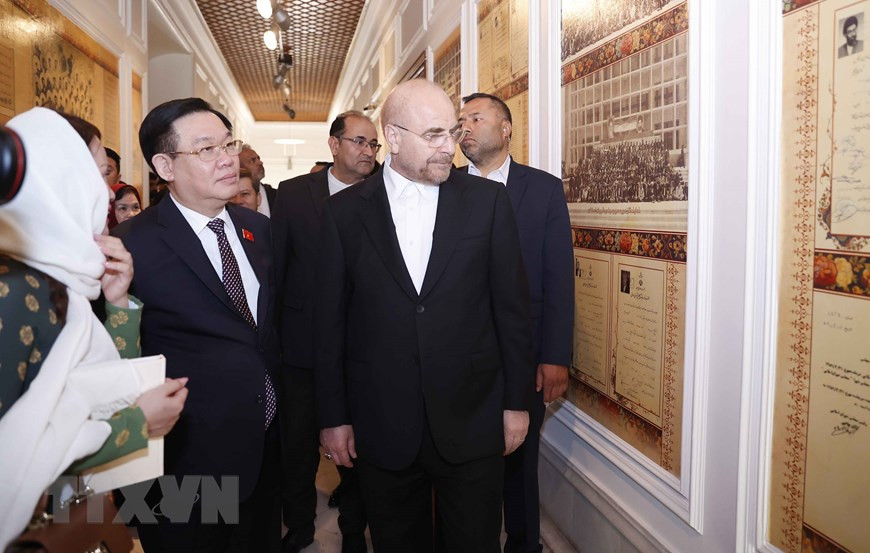 Chủ tịch Quốc hội Vương Đình Huệ thăm Bảo tàng Quốc hội Iran. (Ảnh: Doãn Tấn/TTXVN)