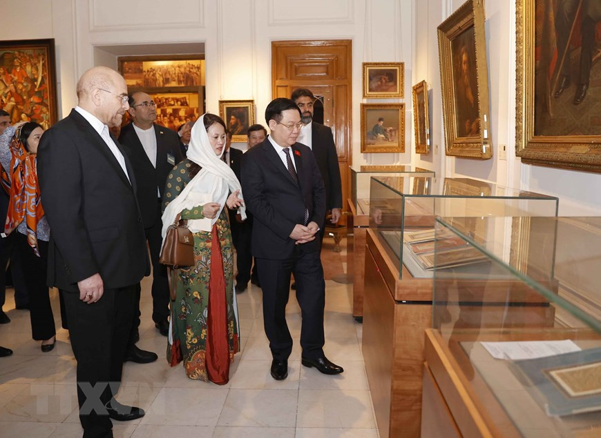 Chủ tịch Quốc hội Vương Đình Huệ thăm Bảo tàng Quốc hội Iran. (Ảnh: Doãn Tấn/TTXVN)