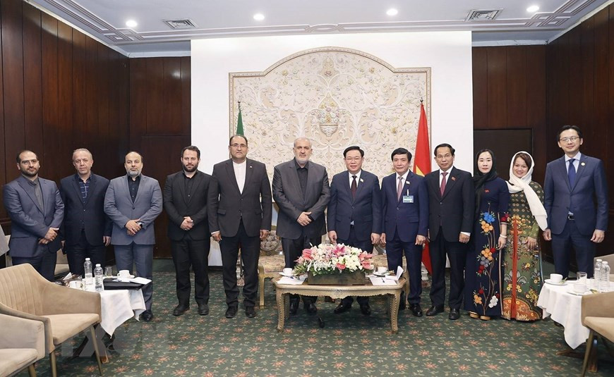 Chủ tịch Quốc hội Vương Đình Huệ và Bộ trưởng Bộ Công nghiệp, Mỏ và Thương mại Iran Abbas Aliabadi chụp ảnh lưu niệm. (Ảnh: Doãn Tấn/TTXVN)