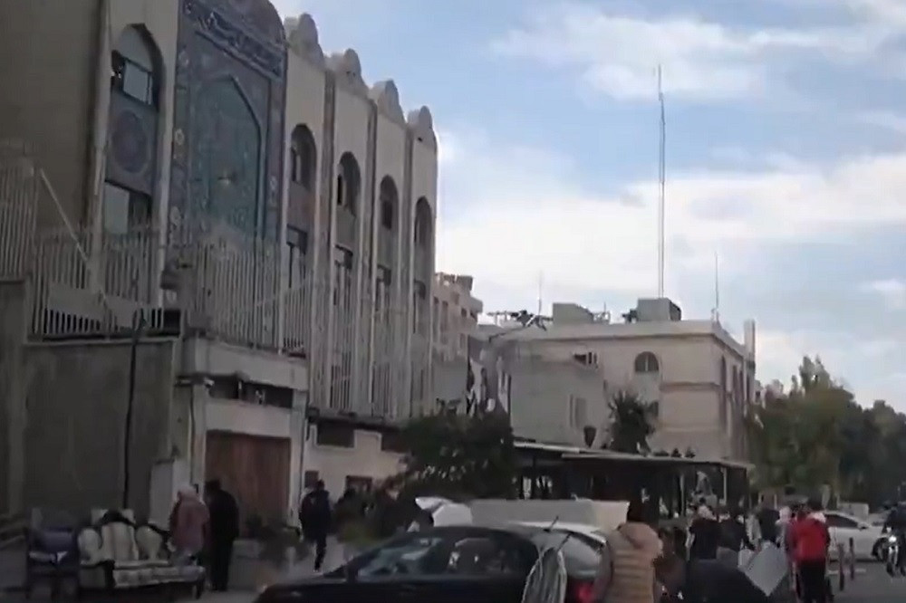 Khung cảnh bên ngoài Đại sứ quán Iran ở Damascus, Syria, ngày 8/12. Ảnh: Al Alarabyia