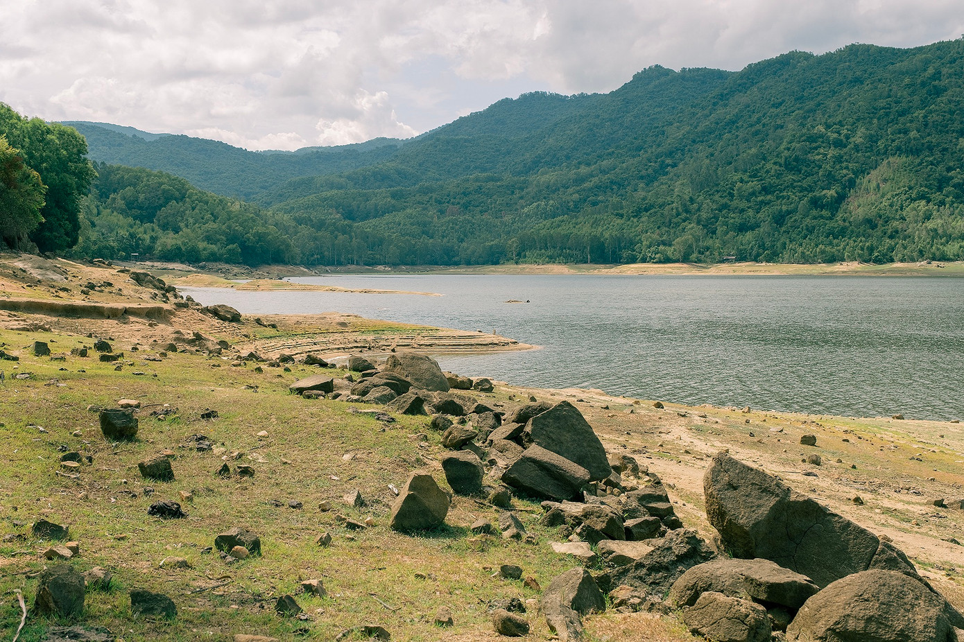Vào thời nhà Đường, Cao Biền - một thầy địa lý chuyên tìm những nơi có xuất hiện long mạch để trấn yểm và ông đã tìm thấy Mũi Vi Rồng đặc biệt thuộc khu vực miền trung này. Cao Biền khi đó nhìn thấy khu vực Mũi Vi Rồng này có linh khí kết tụ bèn phù phép chém đứt để trừ hậu họa. Long mạch sau khi bị chém đứt, vảy rồng đổ xuống biển tạo thành những mỏm đá nhỏ khác nhau nên nơi đây còn được gọi là “Đá Vảy Rồng”. Ảnh: Viên Diệu Phát.