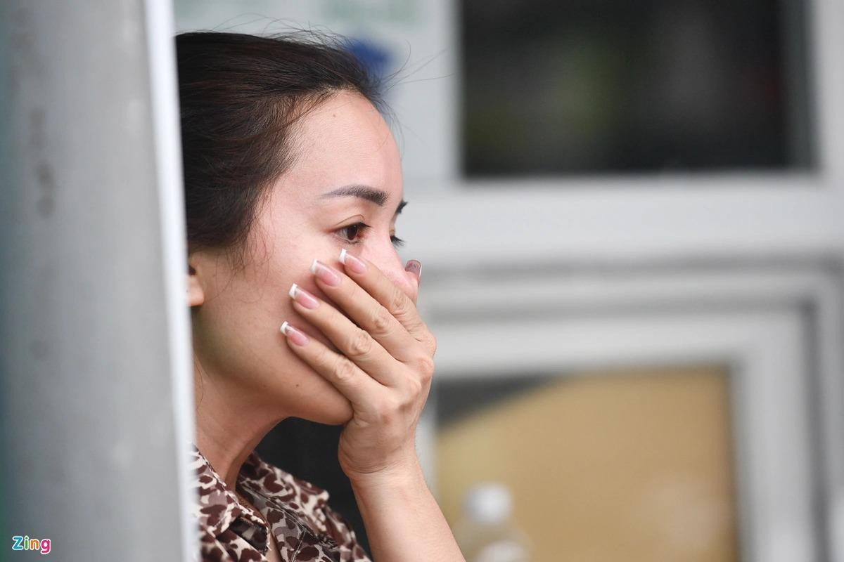 Người phụ nữ này đứng bên ngoài Bệnh viện Đa khoa Thuận An chờ đợi tin tức về anh trai. "Rất nhiều tin dữ về anh trai tôi nhưng chưa xác nhận anh đã mất. Hiện tại tôi chỉ biết cầu nguyện cho anh", chị nói. Người phụ nữ này đứng bên ngoài Bệnh viện Đa khoa Thuận An chờ đợi tin tức về anh trai. "Rất nhiều tin dữ về anh trai tôi nhưng chưa xác nhận anh đã mất. Hiện tại tôi chỉ biết cầu nguyện cho anh", chị nói.