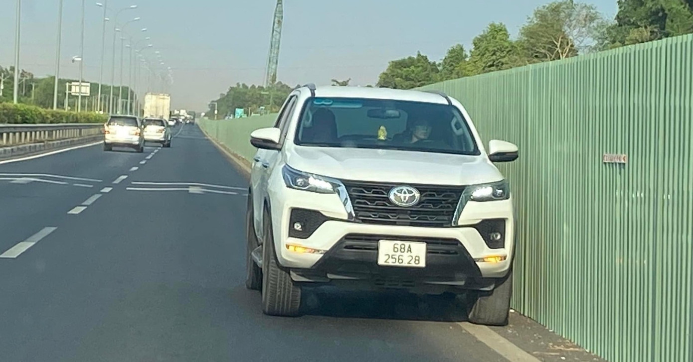 Hình ảnh ô tô chạy ngược chiều trên cao tốc TP.HCM - Long Thành - Dầu Giây. Ảnh: Đ.N