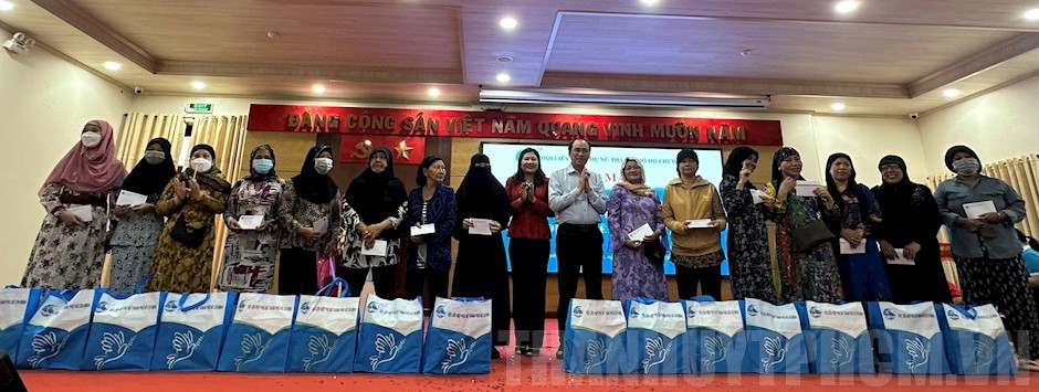 Ban Thường vụ Hội LHPN TPHCM trao tặng quà gửi đến hội viên phụ nữ Chăm Islam