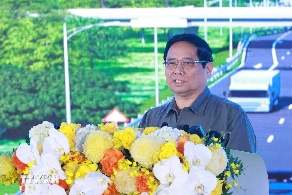 Thủ tướng Phạm Minh Chính phát biểu tại Lễ khởi công dự án cao tốc TPHCM - Thủ Dầu Một - Chơn Thành đoạn qua tỉnh Bình Dương. (Ảnh: Dương Giang/TTXVN)
