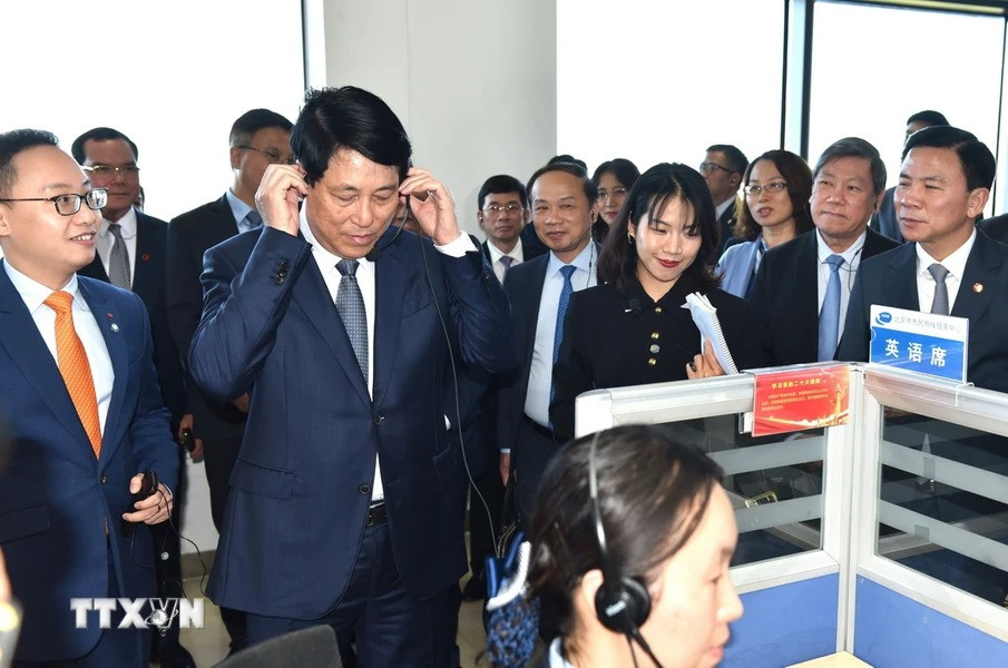 Chiều 10/10, Đoàn đại biểu Đảng Cộng sản Việt Nam tham quan Trung tâm dịch vụ đường dây nóng 12345 thành phố Bắc Kinh. (Ảnh: Thành Dương/TTXVN)