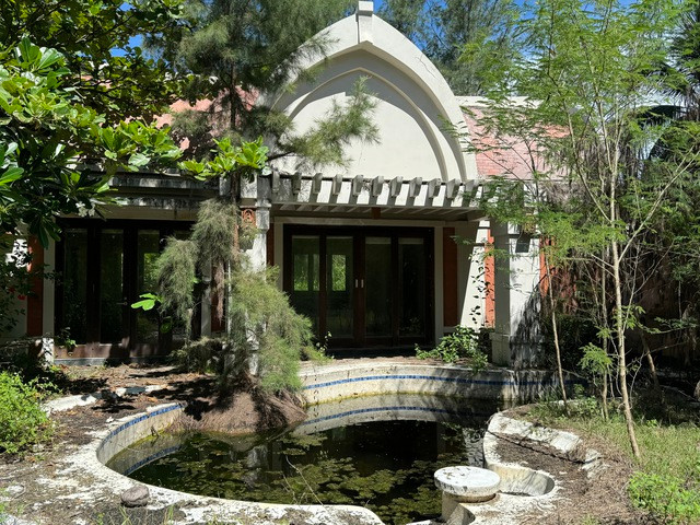 Hồ bơi ở phía trước các biệt thự bỏ hoang lâu ngày trở thành nơi sinh sống của muỗi và các loại côn trùng. Hồ bơi ở phía trước các biệt thự bỏ hoang lâu ngày trở thành nơi sinh sống của muỗi và các loại côn trùng.