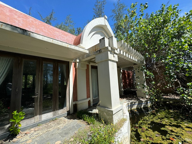 Các resort xuống cấp sau thời gian bỏ hoang. Các resort xuống cấp sau thời gian bỏ hoang.