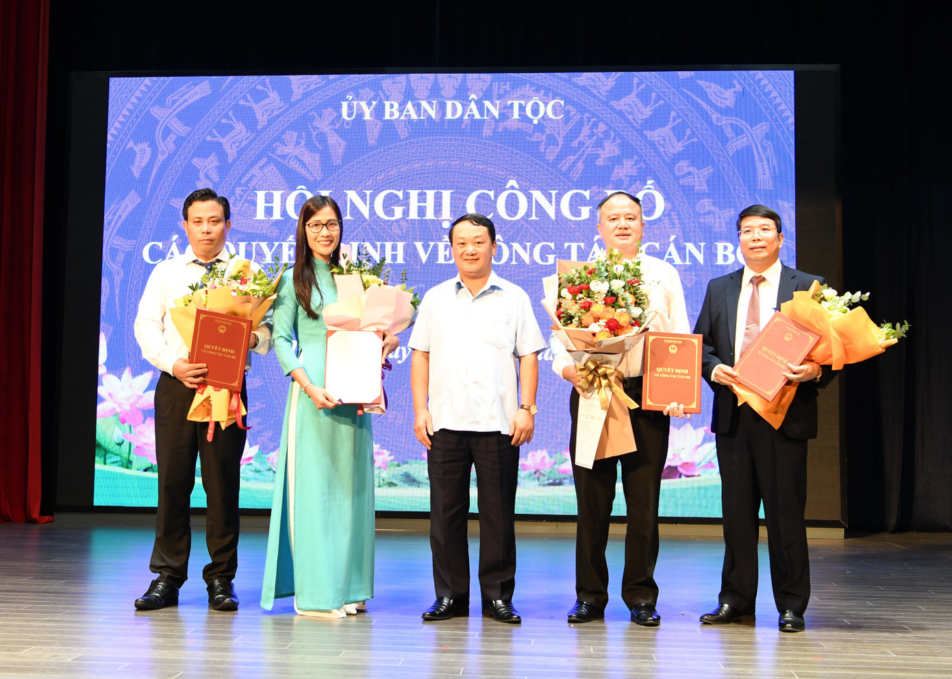 Bộ trưởng, Chủ nhiệm Hầu A Lềnh chúc mừng các nhân sự được điều động, tiếp nhận, bổ nhiệm và biệt phái