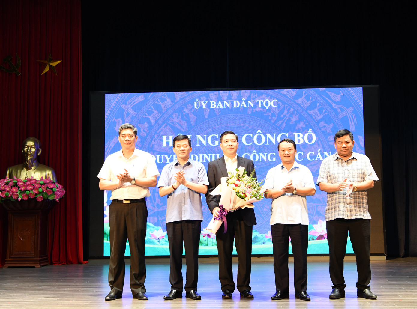 Các đồng chí lãnh đạo UBDT chúc mừng, trân trọng ghi nhận và cám ơn những tình cảm, sự đóng góp quan trọng của ông Lê Sơn Hải đối với sự phát triển chung của UBDT trong suốt thời gian công tác vừa qua