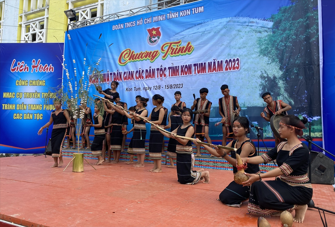 Các em học sinh tái hiện lại Lễ mừng giọt nước của người Ba Na. Ảnh: Khoa Chương - TTXVN