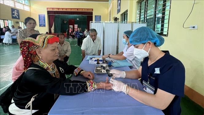 Bác sĩ khám sức khỏe cho người cao tuổi huyện Võ Nhai. Ảnh: TTXVN