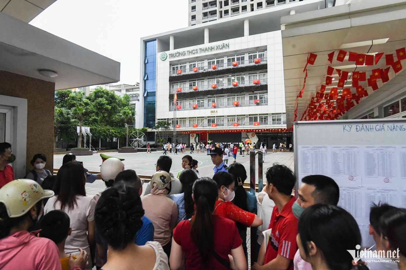 Sáng ngày 3/6, Trường THCS Thanh Xuân - một trong 5 trường THCS chất lượng cao của Hà Nội - tổ chức thi đánh giá năng lực vào lớp 6. Năm nay, cơ sở giáo dục này tuyển 9 lớp với khoảng 360 học sinh, tổng số hồ sơ là 2.764, tỷ lệ chọi khoảng 1/7,7.