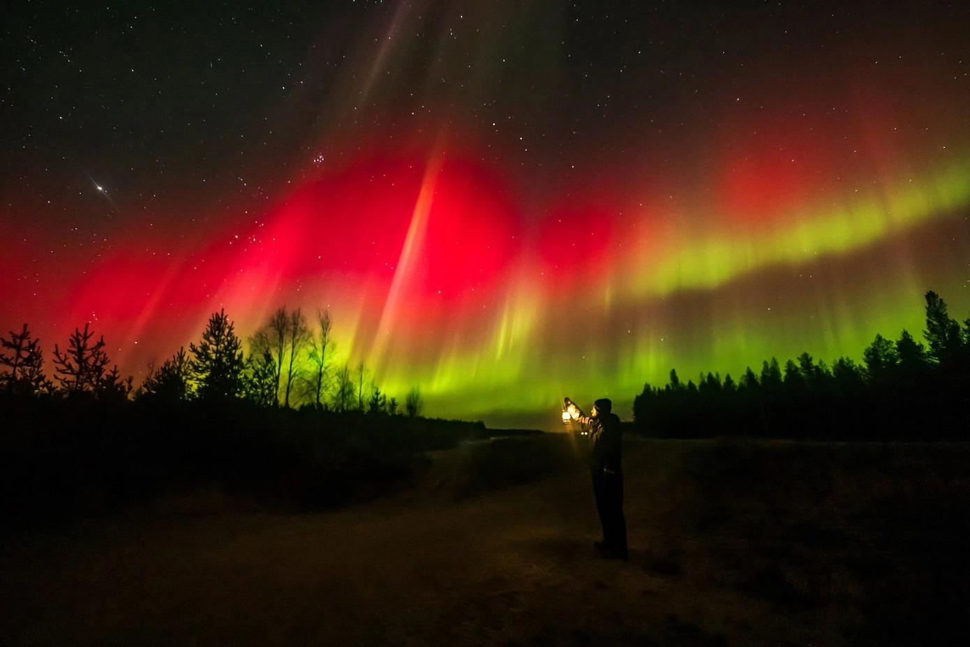 Quang cảnh cực quang trên bầu trời Sodankyla, Lapland, Phần Lan, ngày 7/10. Ảnh: Reuters