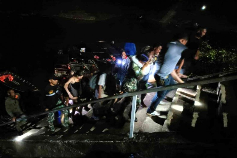 Du khách được kiểm lâm giải cứu khỏi hang Nam Talu ngập nước vào đêm 6/8. Ảnh: Bangkok Post.