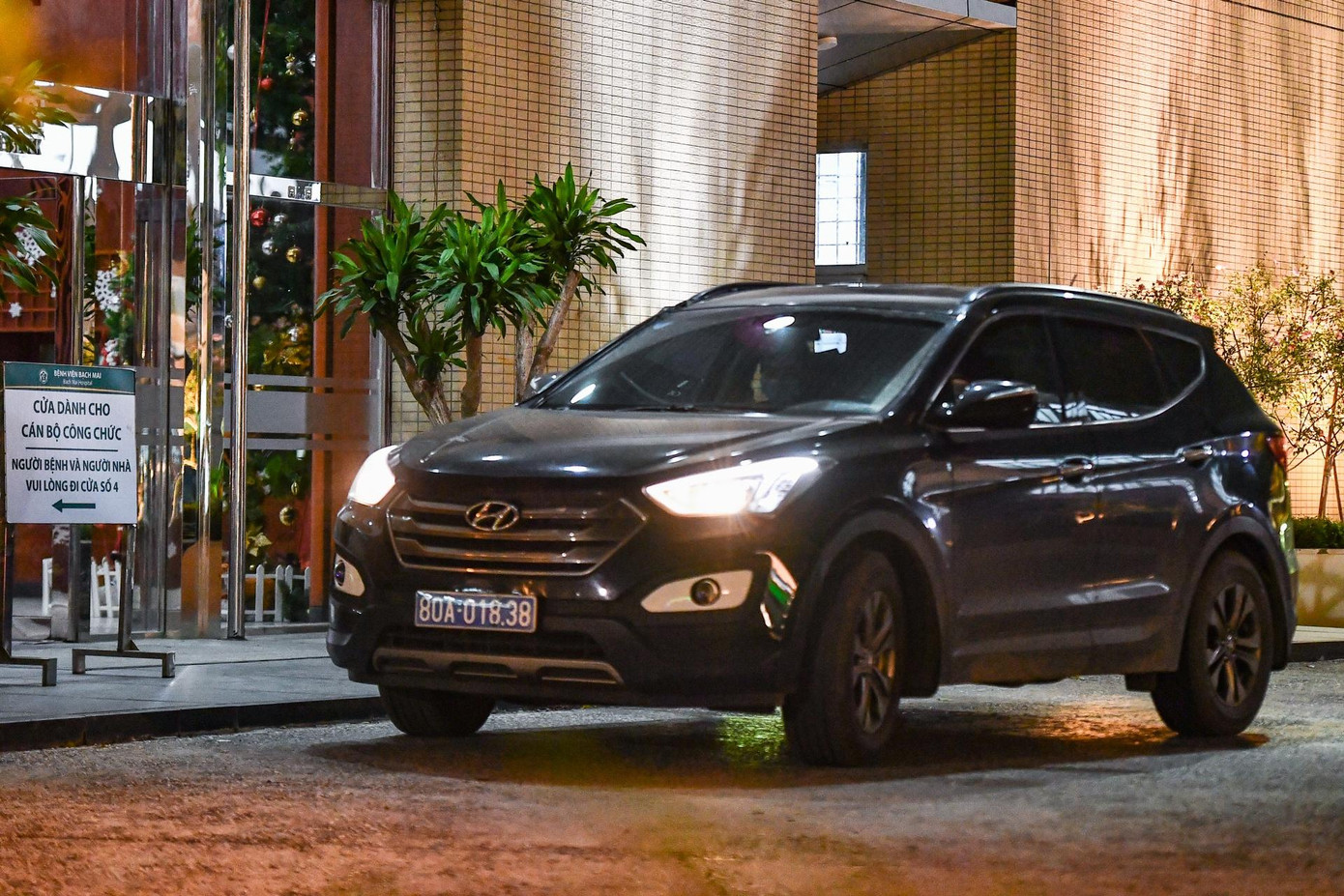 Bắt giữ ông Nguyễn Quang Tuấn ảnh 8 3 bị can còn lại là Trần Phú Hưng (Chủ tịch HĐQT, Phó tổng giám đốc Công ty cổ phần Đầu tư và Định giá AIC - Việt Nam), Nguyễn Hồng Dũng (Phó tổng giám đốc kiêm kế toán trưởng, thẩm định viên) và Nguyễn Trung Dũng (chuyên viên thẩm định công ty này). Đến ngày 19/7, Bộ Công an tiếp tục khởi tố ông Phạm Huy Lập (Giám đốc Công ty Cổ phần Thiết bị y tế Hoàng Nga) và bà Phạm Thị Kim Oanh (Kế toán trưởng) về cùng tội danh. Trong ảnh, chiếc Santa Fe biển xanh đón 3 cán bộ rời Bệnh viện Bạch Mai lúc 19h15.