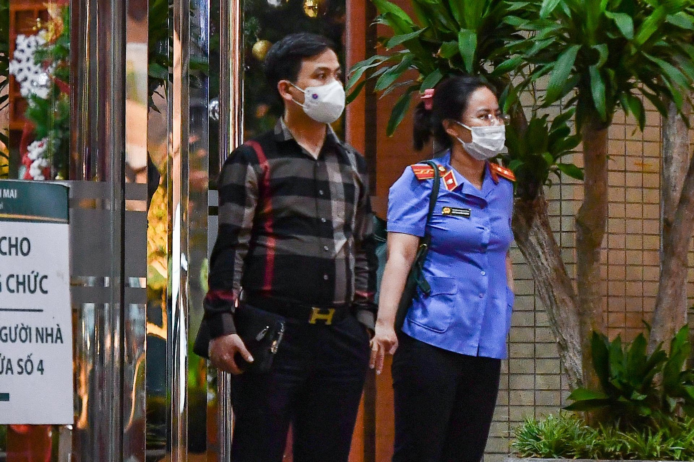 Bắt giữ ông Nguyễn Quang Tuấn ảnh 7 Trước đó, ngày 13/5, C03 đã bắt giam 7 bị can khác cũng liên quan đến vụ án trên, họ cùng bị khởi tố về tội Vi phạm quy định về đấu thầu gây hậu quả nghiêm trọng. Trong số này, 4 bị can là cựu lãnh đạo Bệnh viện Tim Hà Nội, gồm: Hoàng Thị Ngọc Hưởng (phó giám đốc), Nguyễn Thị Dung Hạnh (kế toán trưởng), Đoàn Trọng Bình (phó trưởng phòng phụ trách Phòng Vật tư) và Nghiêm Tuấn Linh (cựu Phó phòng Vật tư).