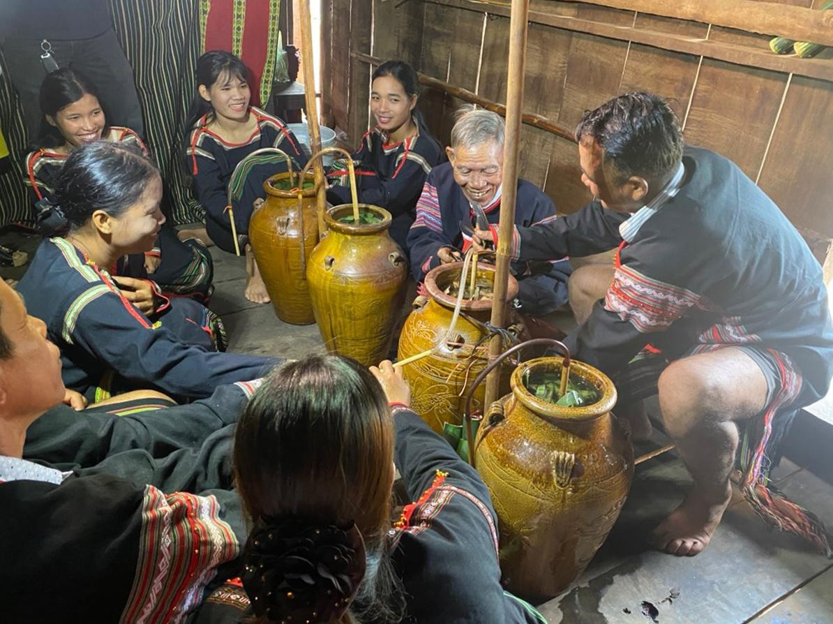 Sau phần lễ, hai gia đình cùng dân làng và các vị khách cùng nhau uống rượu cần, ăn các món ăn truyền thống và chúc phúc cho nhau. Ảnh: Báo Dân tộc