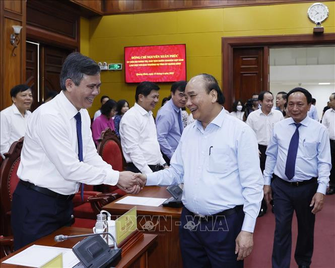 Chủ tịch nước Nguyễn Xuân Phúc với các đại biểu dự buổi làm việc. Chủ tịch nước Nguyễn Xuân Phúc với các đại biểu dự buổi làm việc.