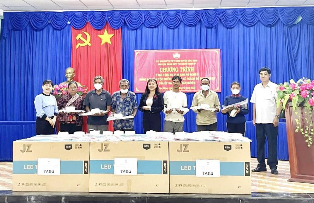 Các hộ đồng bào DTTS nghèo nhận tivi tại Chương trình Các hộ đồng bào DTTS nghèo nhận tivi tại Chương trình