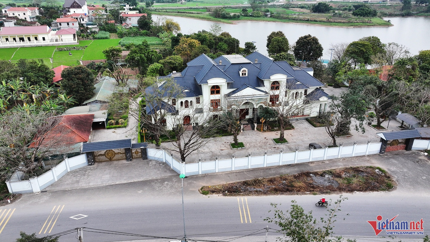 Khu biệt phủ của Hậu "Pháo" nằm sát mặt đường quốc lộ 2C cũ. Ảnh: Đức Hoàng.