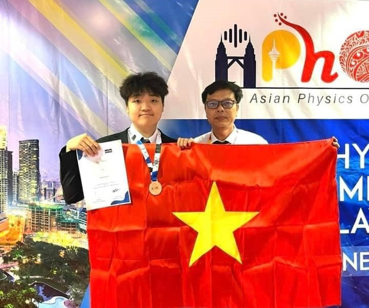 Nguyễn Thành Duy cùng thầy giáo chủ nhiệm. Nguyễn Thành Duy cùng thầy giáo chủ nhiệm.