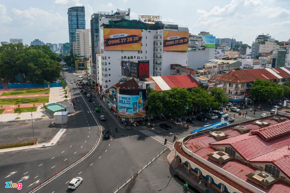 Dù bị bỏ trống nhiều tháng qua nhưng chủ nhà rất giới hạn tệp khách, chỉ mong muốn cho showroom nội thất và cửa hàng vàng bạc đá quý thuê. Dù bị bỏ trống nhiều tháng qua nhưng chủ nhà rất giới hạn tệp khách, chỉ mong muốn cho showroom nội thất và cửa hàng vàng bạc đá quý thuê.