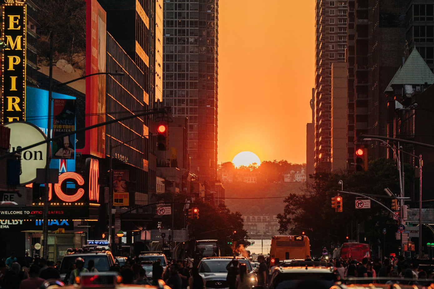 Manhattanhenge được quan sát trên đường số 42 ở Manhattan vào tháng 5 năm 2023. Ảnh: New York Times. Manhattanhenge được quan sát trên đường số 42 ở Manhattan vào tháng 5 năm 2023. Ảnh: New York Times.