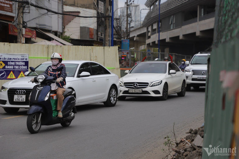 Cũng tại TP Thủ Đức, gói thầu xây dựng hoàn chỉnh đường Song Hành trái đoạn từ cầu Sài Gòn đến Rạch Chiếc thuộc dự án Mở rộng Xa lộ Hà Nội và Quốc lộ 1 do Công ty Cổ phần đầu tư và xây dựng Xa lộ Hà Nội làm chủ đầu tư cũng rào chắn.