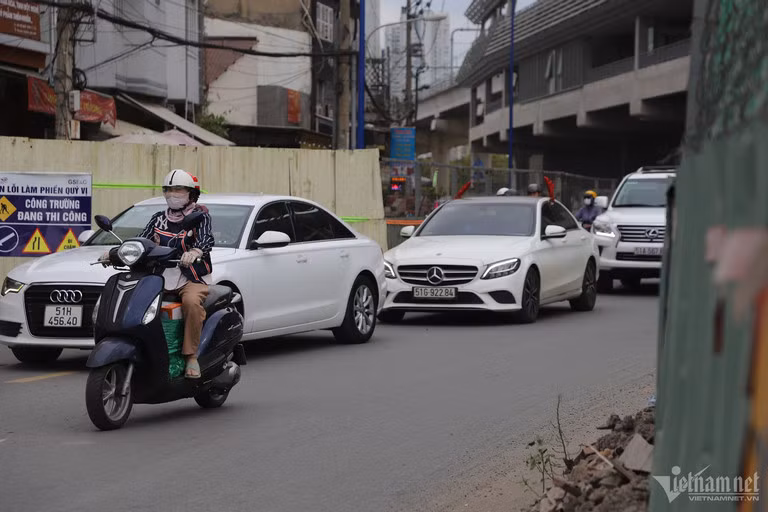 Cũng tại TP Thủ Đức, gói thầu xây dựng hoàn chỉnh đường Song Hành trái đoạn từ cầu Sài Gòn đến Rạch Chiếc thuộc dự án Mở rộng Xa lộ Hà Nội và Quốc lộ 1 do Công ty Cổ phần đầu tư và xây dựng Xa lộ Hà Nội làm chủ đầu tư cũng rào chắn.
