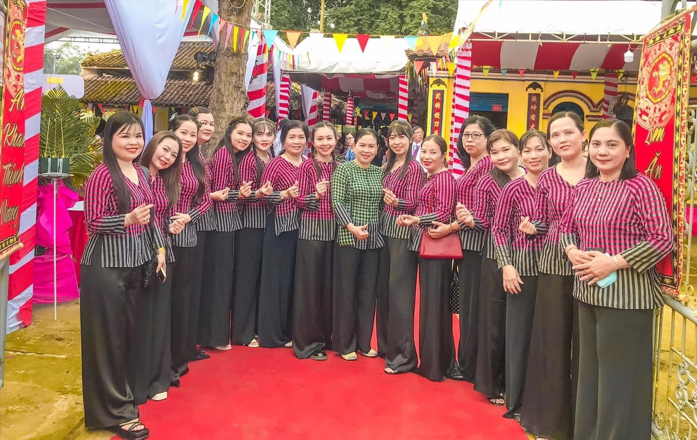 Những chiếc áo được các nghệ nhân Nghề dệt choàng Long Khánh A sáng tạo từ cảm hứng chiếc khăn rằn Nam Bộ. Ảnh: Baodantoc Những chiếc áo được các nghệ nhân Nghề dệt choàng Long Khánh A sáng tạo từ cảm hứng chiếc khăn rằn Nam Bộ. Ảnh: Baodantoc