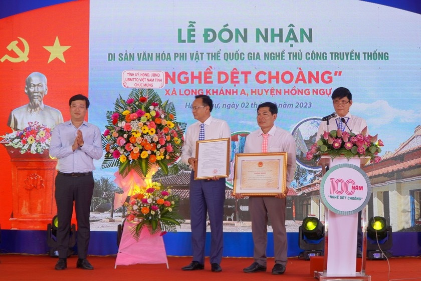 “Nghề dệt choàng” xã Long Khánh A đón nhận bằng công nhận Di sản phi vật thể Quốc gia. Ảnh: Baodantoc “Nghề dệt choàng” xã Long Khánh A đón nhận bằng công nhận Di sản phi vật thể Quốc gia. Ảnh: Baodantoc