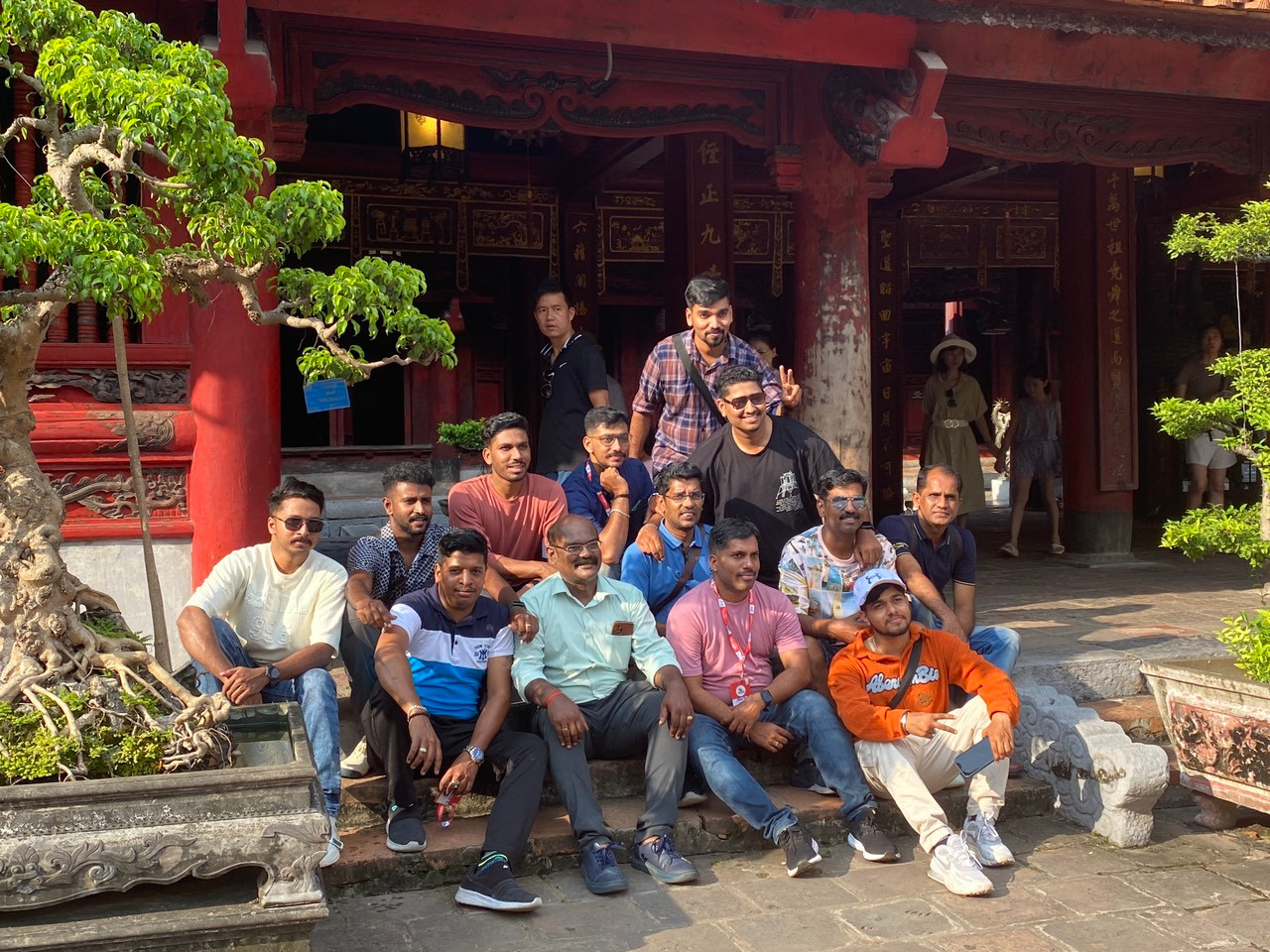 Nhóm khách Ấn Độ chụp ảnh lưu niệm tại Văn Miếu. Nhóm khách Ấn Độ chụp ảnh lưu niệm tại Văn Miếu.