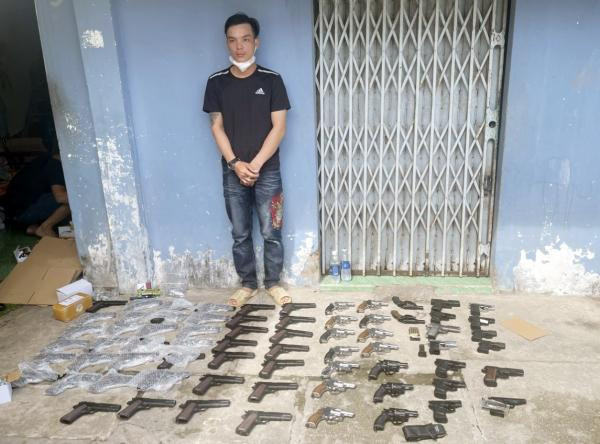 Đối tượng Cao Văn Hoài cùng tang vật.