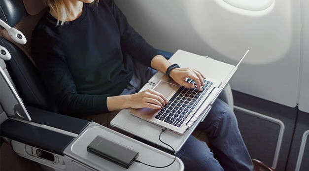 Nhiều hãng hàng không đã cấm hành khách sử dụng pin sạc dự phòng trong suốt quá trình bay. Ảnh: Getty.