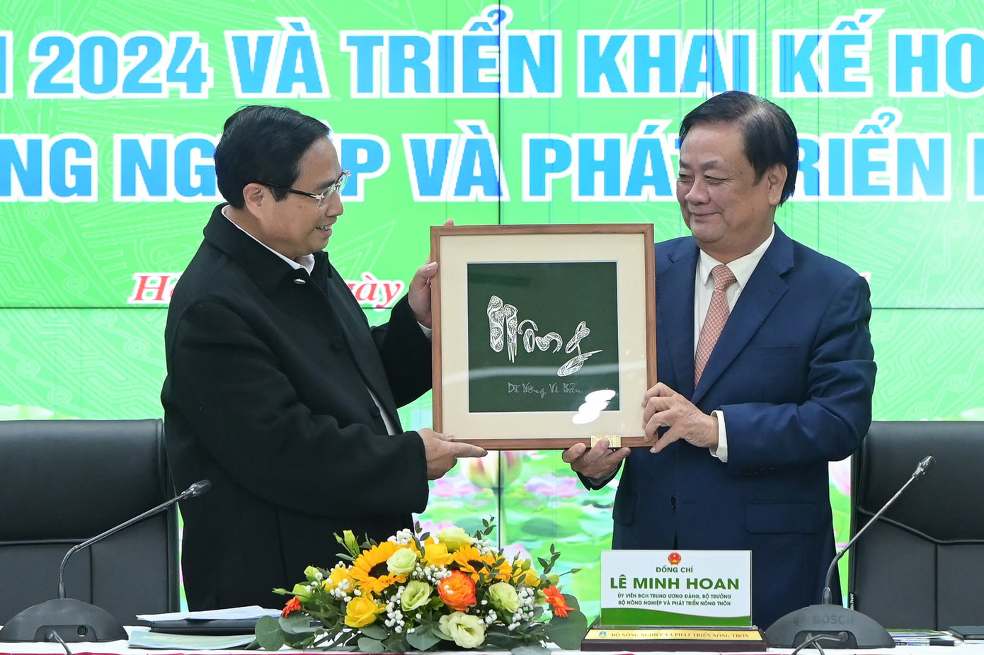 Bộ trưởng Lê Minh Hoan cảm ơn sự quan tâm, chỉ đạo sát sao của Chính phủ, Thủ tướng Chính phủ đối với ngành nông nghiệp trong thời gian qua. Ảnh: Tùng Đinh. Bộ trưởng Lê Minh Hoan cảm ơn sự quan tâm, chỉ đạo sát sao của Chính phủ, Thủ tướng Chính phủ đối với ngành nông nghiệp trong thời gian qua. Ảnh: Tùng Đinh.