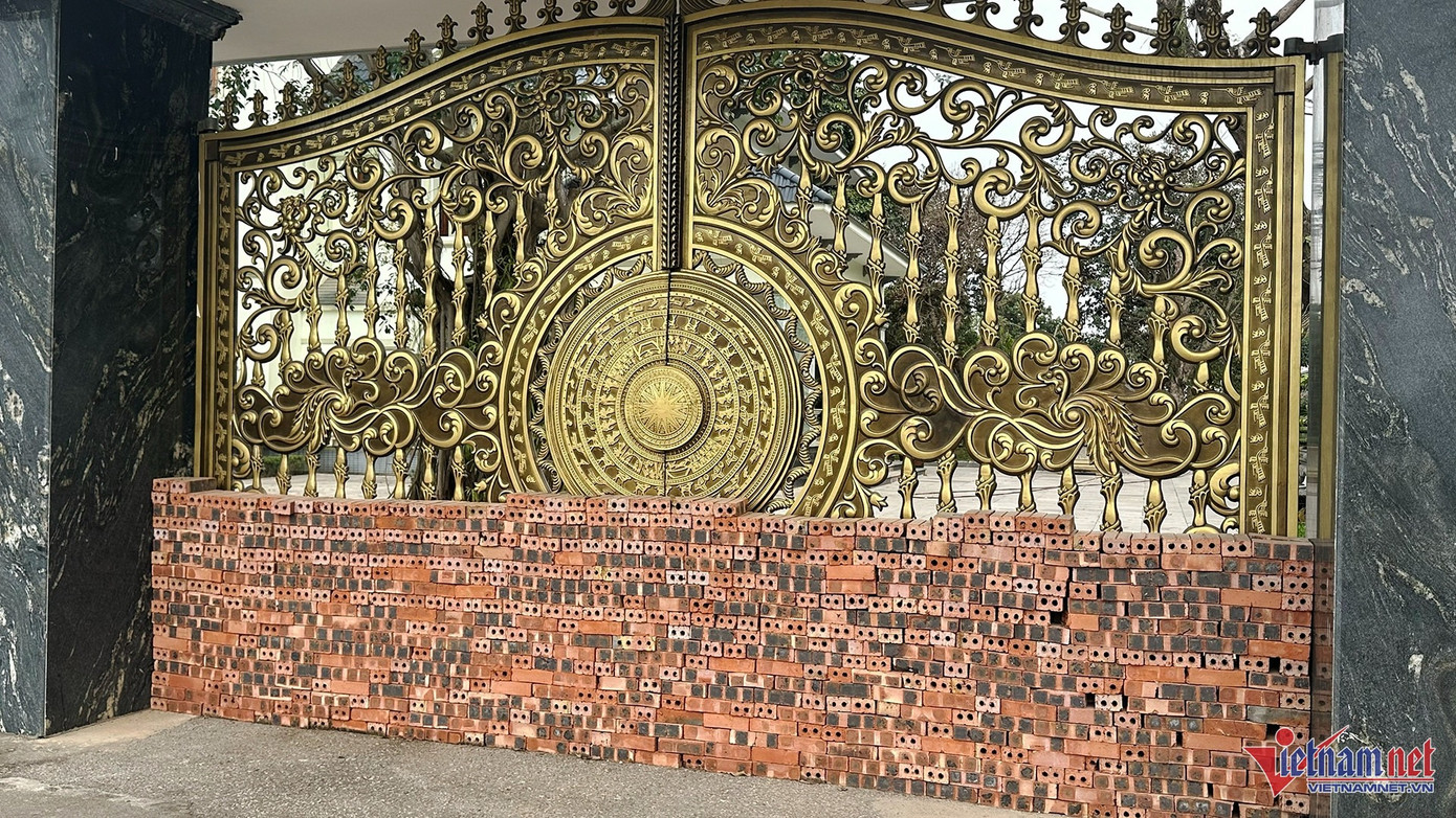 Hàng gạch xếp chắn lối cổng chính của biệt phủ. Ảnh: Đức Hoàng.