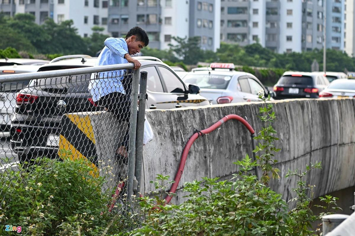 Người đàn ông này cho biết nhà con trai ông phía bên kia đường. Sau khi trèo khỏi cao tốc, ông tìm cách sang bên kia đường nhưng bất thành do lượng ôtô đông, các xe đi với tốc độ cao đồng thời hàng rào có độ cao lớn.