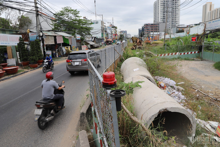Trong ảnh là cảnh ngổn ngang tại công trường thi công dự án nâng cấp đường Lương Định Của. Dự án này triển khai đã 8 năm nhưng vẫn ì ạch, gây ảnh hưởng không nhỏ đến đời sống, hoạt động kinh doanh của nhiều hộ dân.