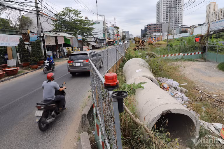 Trong ảnh là cảnh ngổn ngang tại công trường thi công dự án nâng cấp đường Lương Định Của. Dự án này triển khai đã 8 năm nhưng vẫn ì ạch, gây ảnh hưởng không nhỏ đến đời sống, hoạt động kinh doanh của nhiều hộ dân.