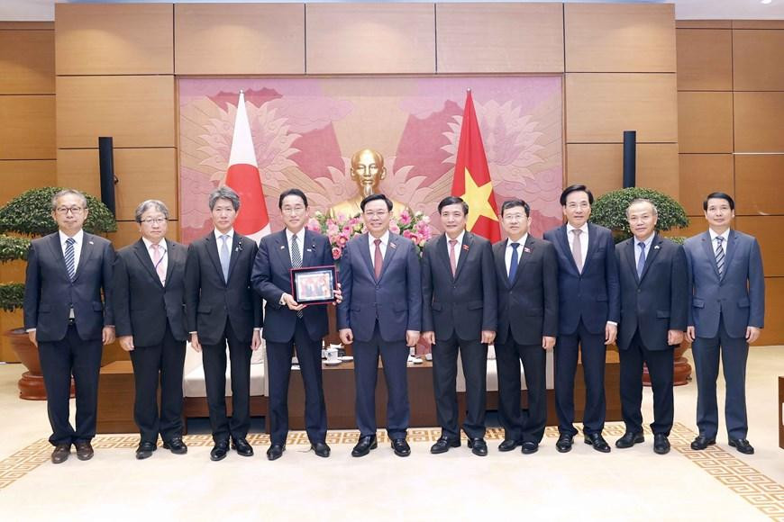 Chủ tịch Quốc hội Vương Đình Huệ và Thủ tướng Nhật Bản Kishida Fumio với các đại biểu. (Ảnh: Doãn Tấn/TTXVN)
