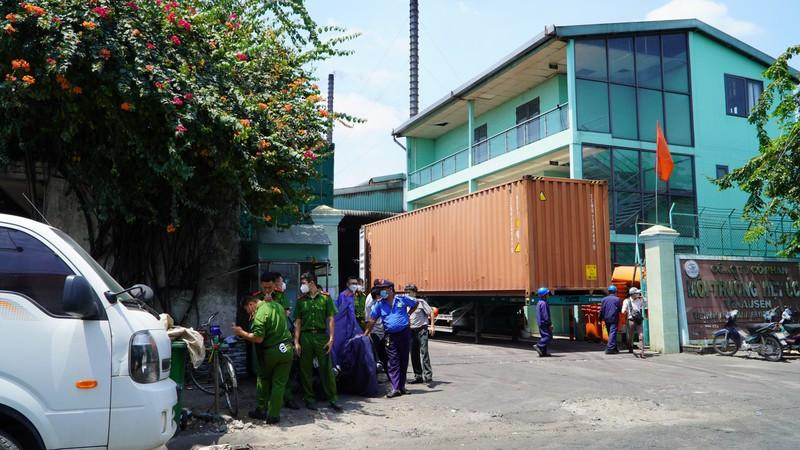 Công tác đảm bảo an ninh, trật tự cho buổi tiêu hủy được tiến hành chặt chẽ. Ảnh: CẨM TÚ Công tác đảm bảo an ninh, trật tự cho buổi tiêu hủy được tiến hành chặt chẽ. Ảnh: CẨM TÚ