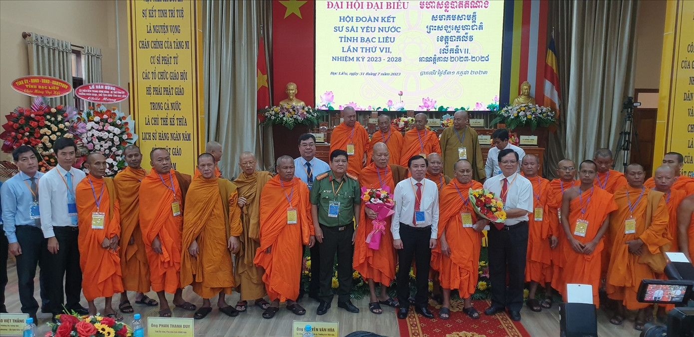 Đại diện lãnh đạo tỉnh tặng hoa chúc mừng Hòa thượng Hữu Hinh được suy cử tiếp tục làm Hội trưởng Hội đoàn kết sư sãi yêu nước tỉnh nhiệm kỳ 2023 - 2028 Đại diện lãnh đạo tỉnh tặng hoa chúc mừng Hòa thượng Hữu Hinh được suy cử tiếp tục làm Hội trưởng Hội đoàn kết sư sãi yêu nước tỉnh nhiệm kỳ 2023 - 2028