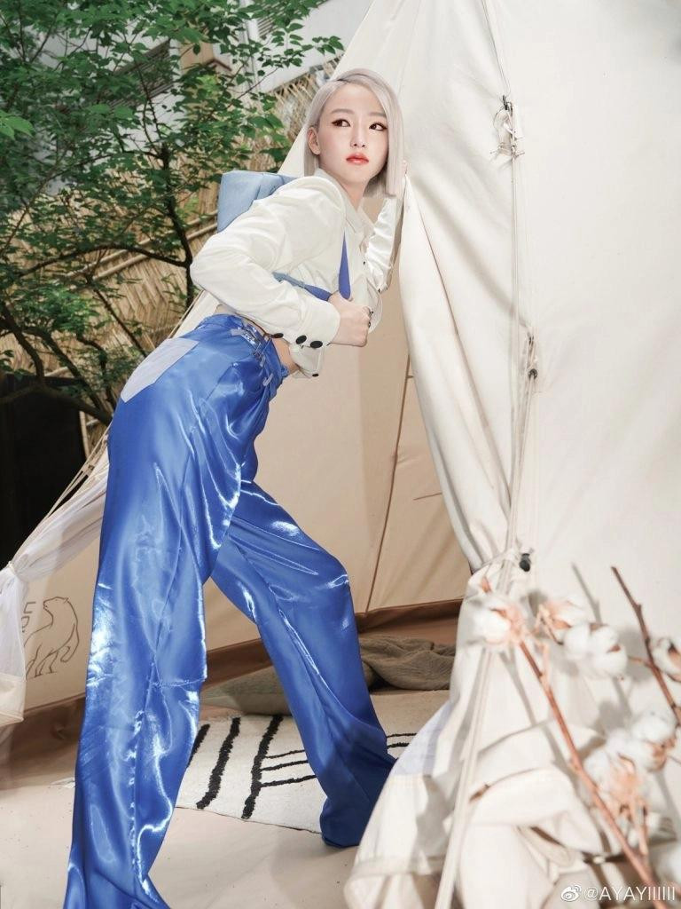 Những thần tượng ảo này có lợi thế hơn rất nhiều so với những thần tượng là người, họ không bị ràng buộc bởi ranh giới địa lý, không lo lắng về tai tiếng. Thậm chí, họ không cần ăn, ngủ và có thể hoạt động năng suất hơn rất nhiều so với người thật.