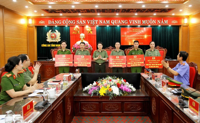 Đại tá Nguyễn Hữu Mạnh, Giám đốc Công an tỉnh Nam Định, đã trao khen thưởng của Bộ Công an cho các đơn vị nghiệp vụ. Ảnh: Công an Nam Định Đại tá Nguyễn Hữu Mạnh, Giám đốc Công an tỉnh Nam Định, đã trao khen thưởng của Bộ Công an cho các đơn vị nghiệp vụ. Ảnh: Công an Nam Định