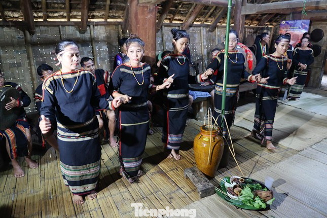 Điệu múa Xoang của những cô gái dân tộc Êđê trong ngày lễ. Ảnh minh họa: Như Ý Điệu múa Xoang của những cô gái dân tộc Êđê trong ngày lễ. Ảnh minh họa: Như Ý