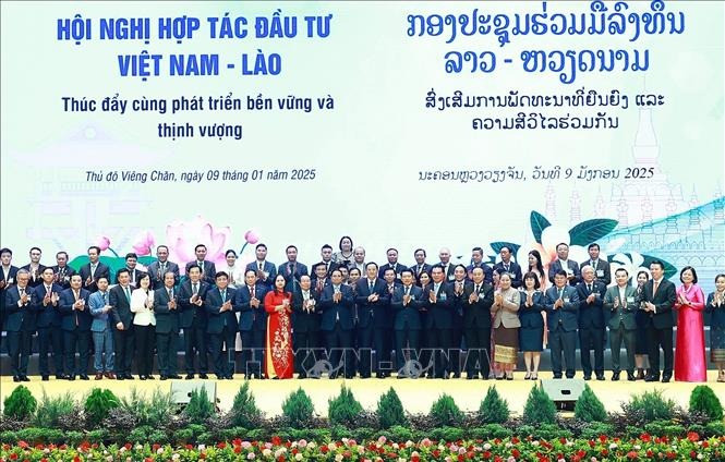 Thủ tướng Phạm Minh Chính và Thủ tướng Sonexay Siphandone với các doanh nghiệp. Ảnh: Dương Giang/TTXVN