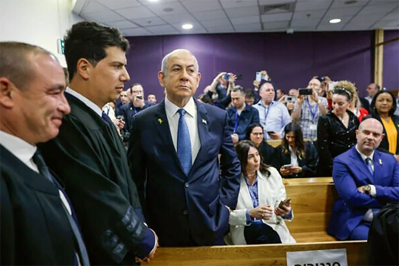 Thủ tướng Israel Benjamin Netanyahu (thứ 3 từ bên trái sang) đứng cạnh các luật sư biện hộ cho ông khi hầu tòa ở Tel Aviv, ngày 10/12. Ảnh: Flash90