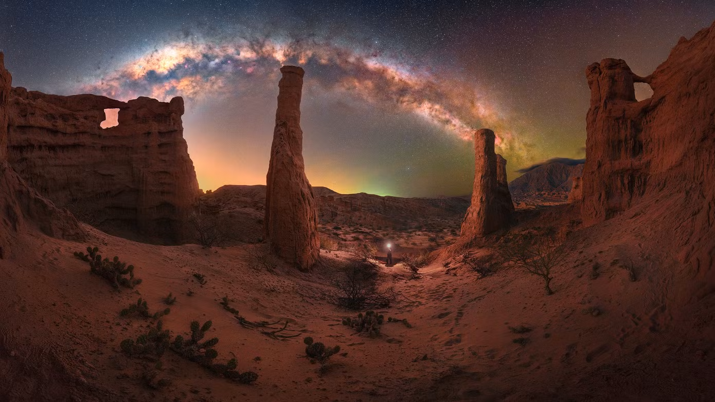 Bức ảnh “Nhà máy sao Cafayate” chụp tại Cafayate Salta, Argentina của tác giả Gonzalo Santile. Trong ảnh, bạn có thể thấy các khối đá và “cửa sổ” của khu vực Sa mạc Cafayate được gọi là Las Ventanas (Cửa sổ) và những cây xương rồng nhỏ là thảm thực vật duy nhất ở đây.