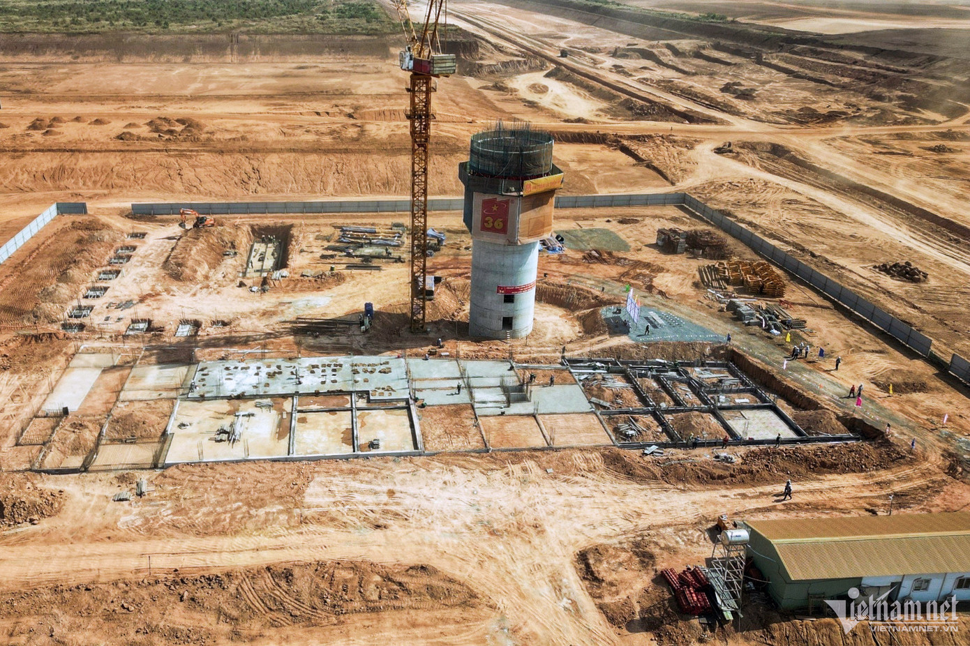 Trên công trường thi công “công trình phục vụ quản lý bay” thuộc dự án thành phần 2 sân bay Long Thành, có khoảng 200 nhân lực cùng nhiều máy móc phục vụ thi công, chạy 'đua tiến độ'...